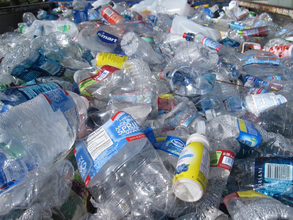 Contaminación por botellas plásticas