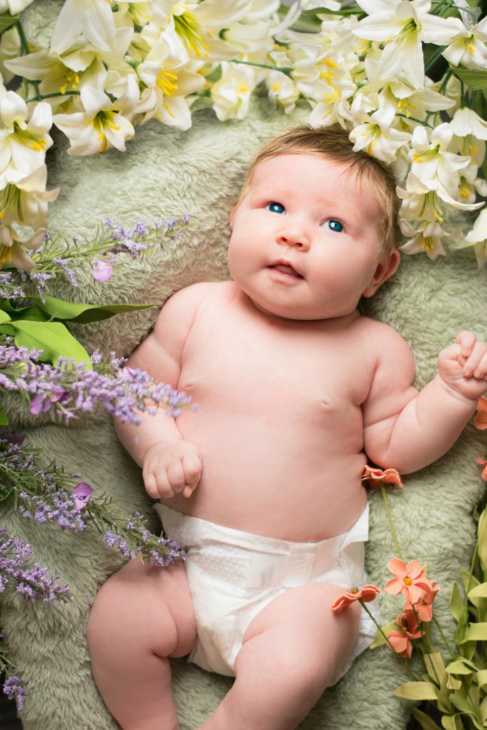 Bebé con pañal bio
