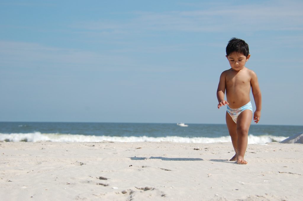 Bebé con pañal en la playa